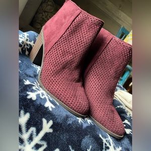 City Classified size 5 1/2 maroon booties